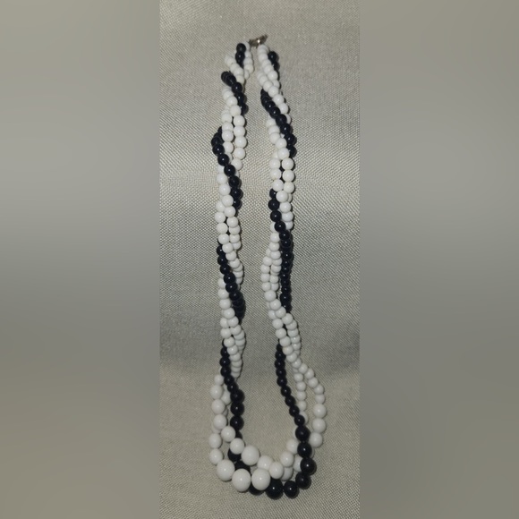 Vintage black and white graduated bead twisted necklace. - Picture 1 of 3